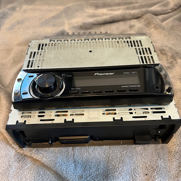 Pioneer DEH-2100IB Car Stereo CD/WMA/MP3/AM/FM Radio With Detachable Faceplate - Picture 5 of 6